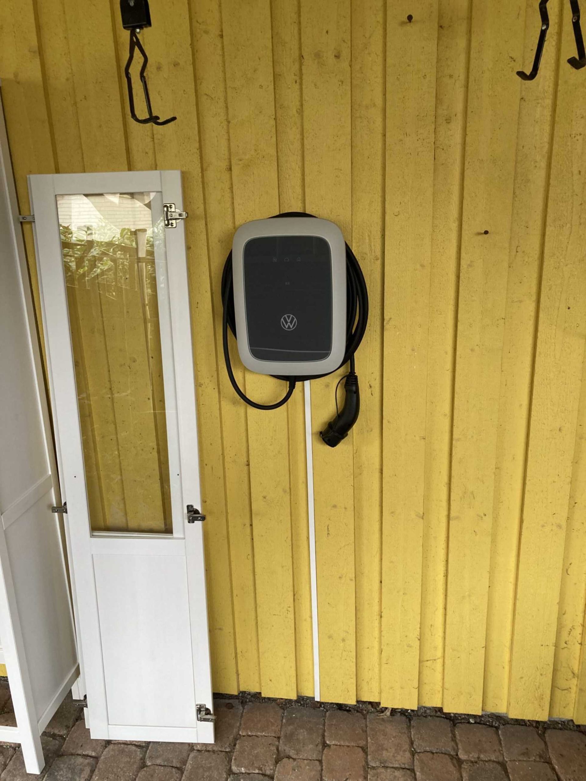 Elektrotankstelle an Holzwand, Semke Elektrotechnik