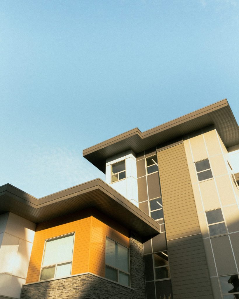 weißes und braunes Betongebäude unter blauem Himmel tagsüber