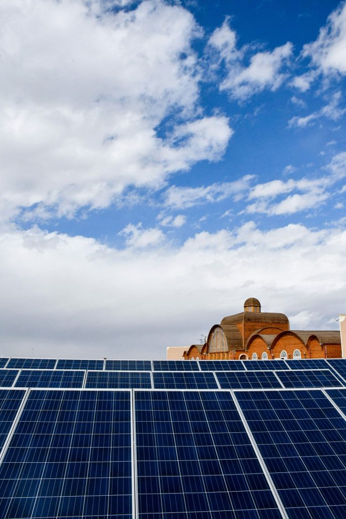 ein großes Gebäude mit vielen Solarmodulen darauf